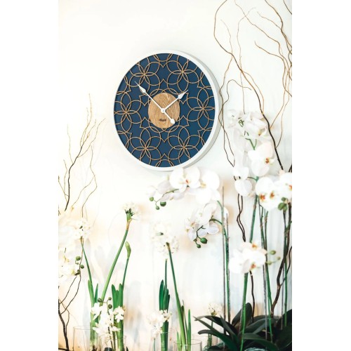 Hermle wandklok met 3D-bloemmotief van hout – blauw