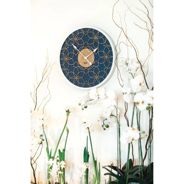 Hermle wandklok met 3D-bloemmotief van hout – blauw