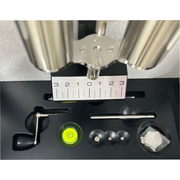 Hermle precisieregulateur Kingsland – matzwart, maandloper